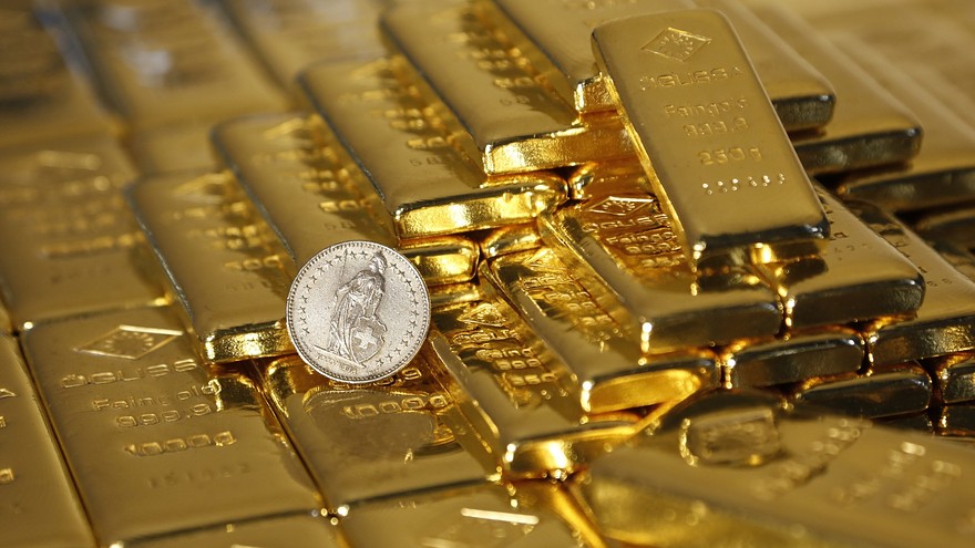 Tăng thẳng đứng rồi lao dốc không phanh bất chấp diễn biến của giá vàng thế giới là diễn biến chính của thị trường vàng mấy ngày qua. Đây là điều hiếm thấy trên thị trường kim loại quý trong hơn 3 năm qua.  mw-ee857_gold_b_20160204163142_mgd_msyn  Tâm lý đám đông  Dư chấn của sự kiện Brexit đã “thổi bùng” thị trường vàng thế giới và trong nước. Ngay trong ngày 24/6, giá vàng trong nước đã tăng thẳng đứng và đánh dấu mức cao nhất trong 10 tháng. Cơn sốt vàng lên đến đỉnh vào hai ngày 6 và 7/7 vừa qua. Kim loại quý trong nước đã chạm mốc 37 triệu đồng/lượng sau khi công phá mốc 36 triệu đồng trong tuần trước. Phiên giao dịch ngày 6/7 đã đem lại cảm giác bất ngờ khi mở cửa ngày giao dịch, giá vàng tăng 1 triệu đồng/lượng so với chốt phiên trước. Không dừng ở đó, giá vàng tiếp tục được đẩy lên trước sự ngỡ ngàng của các nhà đầu tư khi cuốn bay mốc 39 triệu đồng/lượng và có xu hướng tiến sát đỉnh 40 triệu đồng/lượng, mức giá cao nhất được thiết lập kể từ tháng 6/2013.  Hoang mang trước những thông tin đa chiều, trên thị trường hình thành tâm lý chạy theo đám đông hỗn độn với “người bán, kẻ mua”. Giới kinh doanh vàng cho biết, dù khách đến nườm nượp nhưng giao dịch không có đột biến, chủ yếu vẫn là các giao dịch tích trữ nhỏ lẻ.  Tâm lý của người dân ít chịu tác động bởi diễn biến tăng của giá vàng, phản ánh qua số liệu về doanh số mua, bán vàng trong tuần sau sự kiện Brexit so với tuần trước đó tăng không đáng kể. Tuy nhiên, từ chiều ngày 5/7/2016 đến 6/7/2016, giá vàng trong nước có xu hướng tăng nhanh hơn giá vàng thế giới và giá vàng trong nước đã cao hơn giá vàng thế giới.  Diễn biến này tác động đến tâm lý của thị trường, một số người có xu hướng chưa bán vàng ngay ra thị trường gây thiếu hụt nguồn cung tạm thời. Mặc dù vậy, khối lượng vàng giao dịch trên thị trường không tăng đột biến, không có tình trạng người dân xếp hàng, đổ xô đi mua vàng như những thời kỳ trước đây.  Ngay tối 6/7, Ngân hàng Nhà nước (NHNN) đã phát đi thông điệp cơ quan này có đủ nguồn lực và sẵn sàng can thiệp nhằm bình ổn thị trường vàng. Và chỉ sau một đêm người “chơi vàng” đã lỗ nặng nếu mua vào lúc đỉnh điểm của ngày hôm trước bởi giá vàng đã lao dốc không phanh bất chấp giá thế giới.  Cần có “cái đầu lạnh”  Ông Nguyễn Ngọc Cảnh, Vụ trưởng Vụ Quản lý ngoại hối thuộc NHNN nhận định, qua theo dõi diễn biến của thị trường vàng quốc tế và trong nước, cơ quan này thấy rằng giá vàng trong nước diễn biến phù hợp với biến động tăng của giá vàng thế giới. Tuy nhiên, từ sau sự kiện Brexit cho đến sáng ngày 5/7/2016, giá vàng trong nước tăng chậm hơn so với tốc độ tăng của giá vàng thế giới nên nhiều thời điểm giá vàng trong nước thấp hơn giá vàng thế giới (có ngày thấp hơn 800 nghìn đồng/lượng).  “Như vậy, biến động thị trường như đã nêu trên chỉ là biến động nhất thời, chưa có xu hướng rõ ràng. Những thông tin đa chiều từ thị trường thế giới đã tác động đến tâm lý thị trường trong nước. Nhiều chuyên gia liên tục cảnh báo các nhà đầu tư và người dân nên thận trọng để tránh bị thua thiệt. Do vậy, người dân cần hết sức thận trọng trong mọi quyết định mua, bán của mình, tránh những rủi ro không đáng có gây thiệt hại cho bản thân như giai đoạn trước đây” – người đứng đầu Vụ Quản lý ngoại hối khẳng định.  Diễn biến của thị trường cũng cho thấy, tâm lý đám đông dường như đã thắng thế và nó đã bị dẹp bỏ khi có sự vào cuộc của nhà quản lý. Điều đó cũng nhắc nhở những ai ham “chơi vàng” hãy thận trọng. Nếu làm phép tính có thể thấy, “lướt sóng” hay đầu cơ vàng trong vài ngày qua hưởng lợi thì ít mà rủi ro thì cao.  Giá kim loại quý vẫn được dự báo sẽ tăng cao nhưng “thận trọng” và cần “cái đầu lạnh” là điều mà giới phân tích khuyên người “chơi vàng” lúc này. Những dự báo chỉ nên tham khảo và những ai mạo hiểm “ôm” vàng vào thời điểm cuối năm 2012 khi kim loại quý này tiến sát 50 triệu đồng/lượng sẽ “thấm thía” bài học này.  Bởi khi ấy, những đồn đoán vàng sẽ tăng đến 5.000 USD/ounce đã “thổi” giá vàng trong nước tiến sát 50 triệu đồng/lượng. Sự kỳ vọng cao đã khiến nhiều người bất chấp mua vàng ở mức đỉnh của mọi thời đại. Để rồi kể từ đó đến nay giá kim loại quý này đã trượt dài dưới ngưỡng 40 triệu đồng/lượng, giá vàng thế giới cũng chưa khi nào “chạm” mốc 2.000 USD/ounce.  Theo Baodauthau