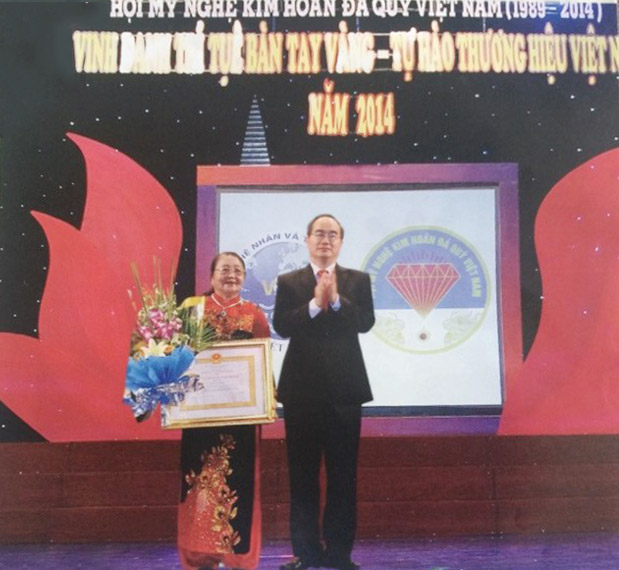 Bà Lương Thị Điểm nhận Huân chương lao động hạng III